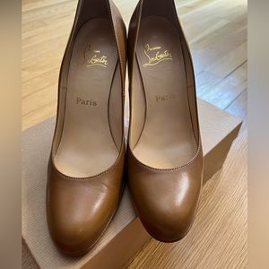Authentic Vintage Louboutin Camel colored simple Pump size 40